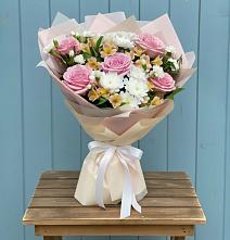 Букет цветов из:  Гвоздики, Орхидеи и Розы в Нефтегорске Краснодарского края