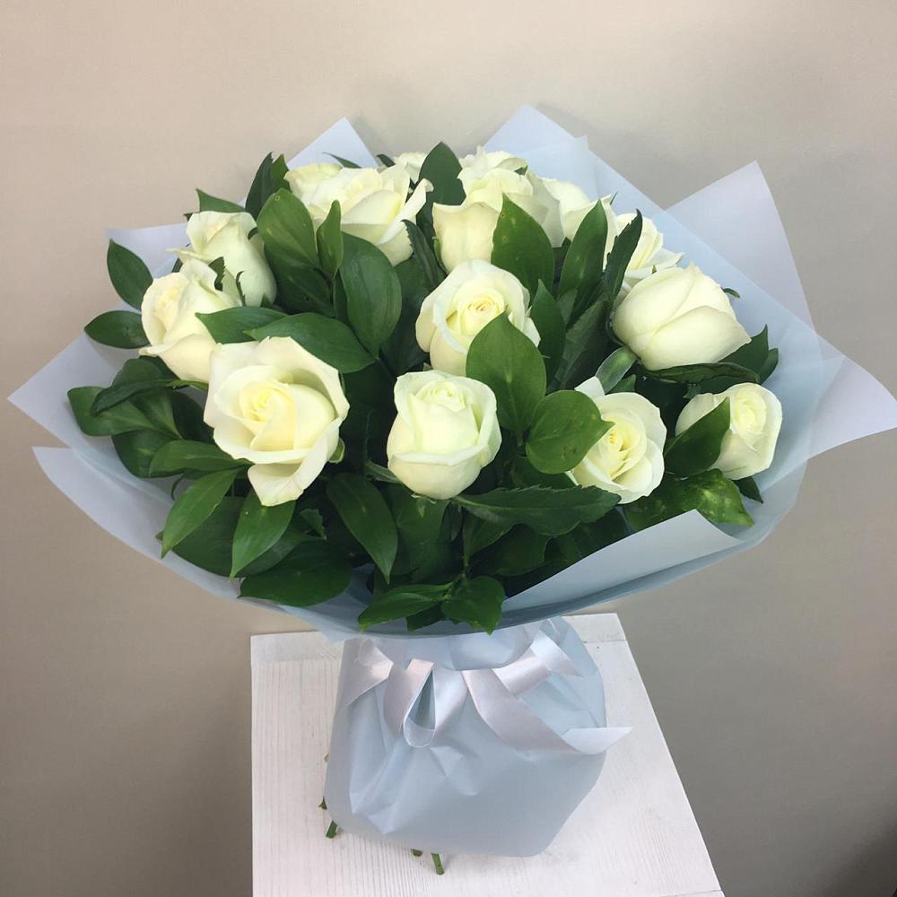 Букет 15 Белых роз Проуд в Нефтегорске Краснодарского края