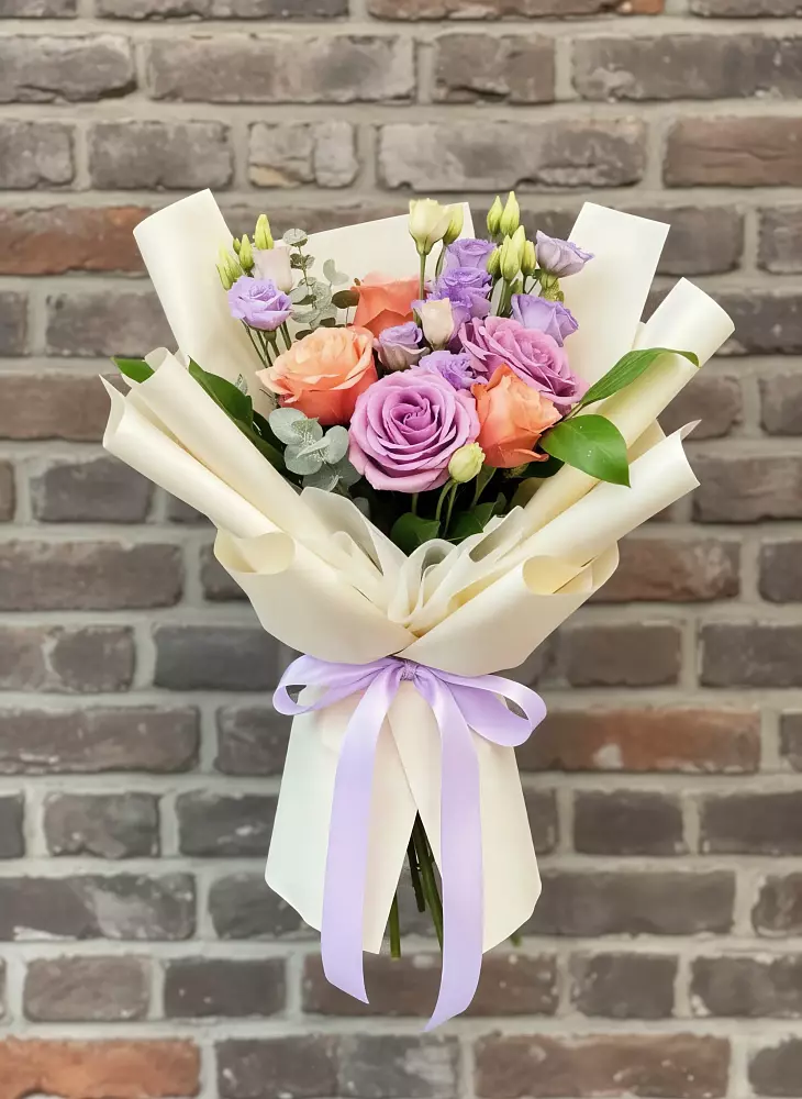 Букет цветов из: Лизиантусы и Розы в Нефтегорске Краснодарского края