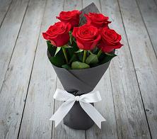Букет 5 Красных роз Эдлесс Лав в Нефтегорске Краснодарского края