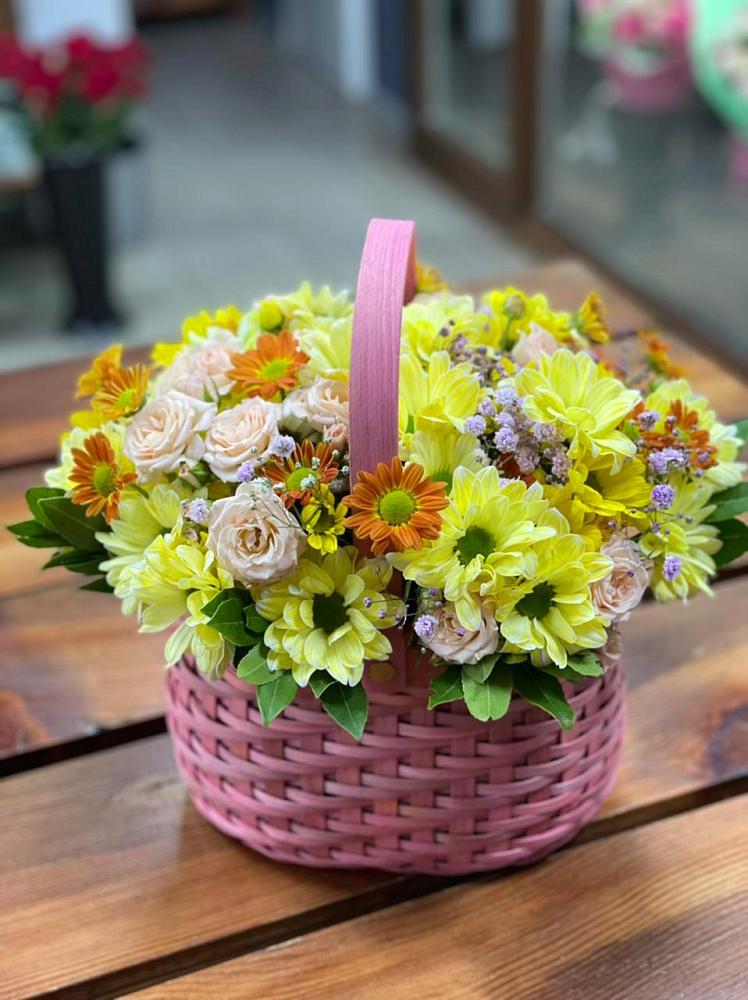 Цветочная композиция из Хризантемы и Розы в корзине в Нефтегорске Краснодарского края