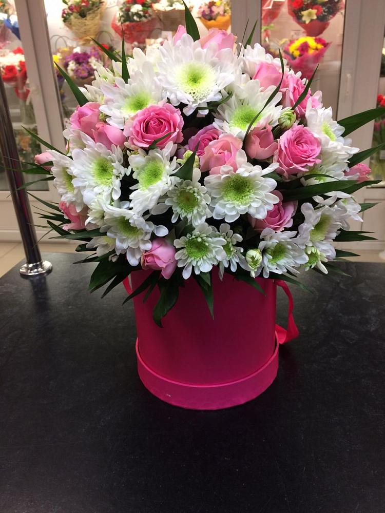 Цветочная композиция из Розы и Хризантемы в шляпной коробке в Нефтегорске Краснодарского края