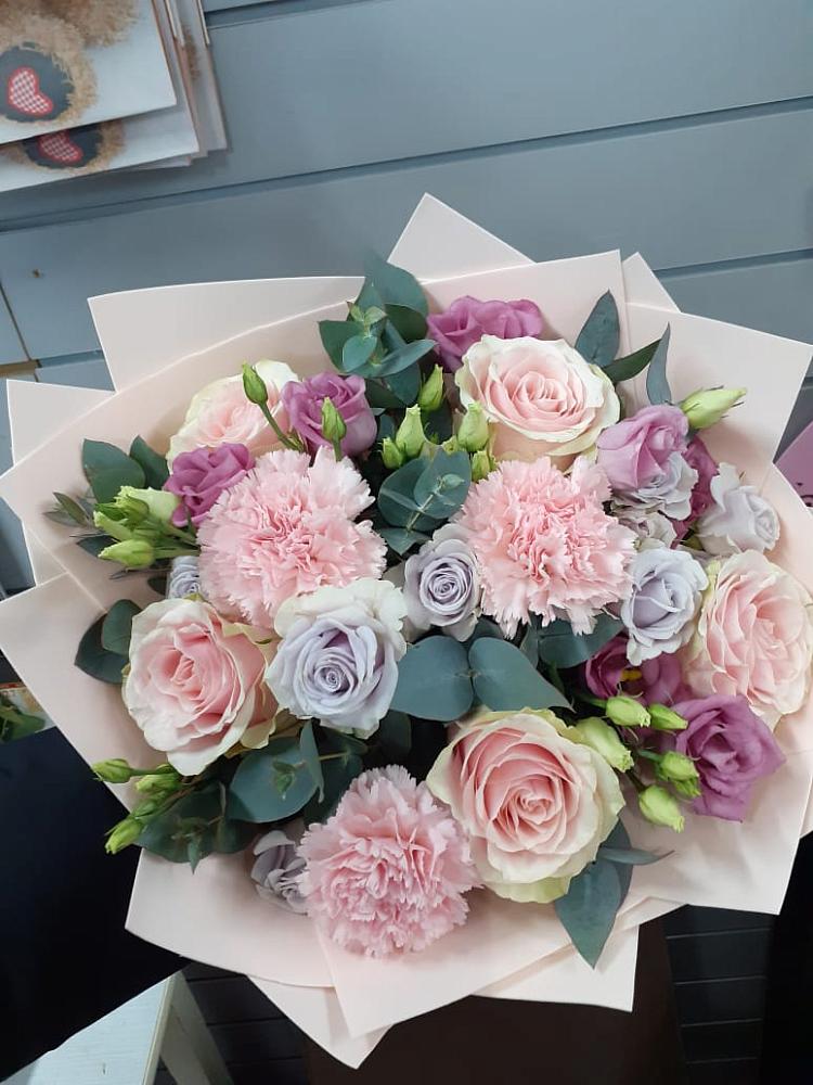 Букет цветов из: Розы, Гвоздики и Лизиантусы в Нефтегорске Краснодарского края