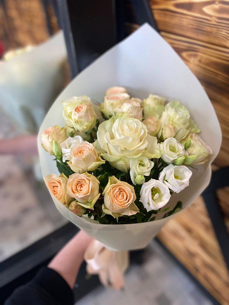 Букет цветов из: Розы и Лизиантусы в Нефтегорске Краснодарского края